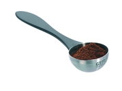Kaffeemaß Misurino aus Edelstahl mit schwarzem Griff, gefüllt mit gemahlenem Kaffee, seitliche Perspektive