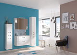 Moderne Badkombination mit weißem Hängeschrank, Spiegelschrank und Waschbeckenunterschrank vor einer blauen Wand, seitliche Perspektive.