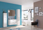 Moderne Badkombination mit weißem Hängeschrank, Spiegelschrank und Waschbeckenunterschrank vor einer blauen Wand, seitliche Perspektive.