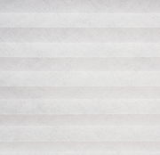 Nahaufnahme eines weißen, gefalteten Plissees in horizontaler Perspektive.