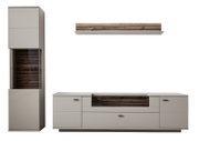 Modernes Wohnwand-Set mit hoher Vitrine, Lowboard und Wandboard in Hellgrau mit dunklen Holz-Akzenten und schwarzen Griffen, frontal aus leicht schräger Perspektive auf weißem Hintergrund