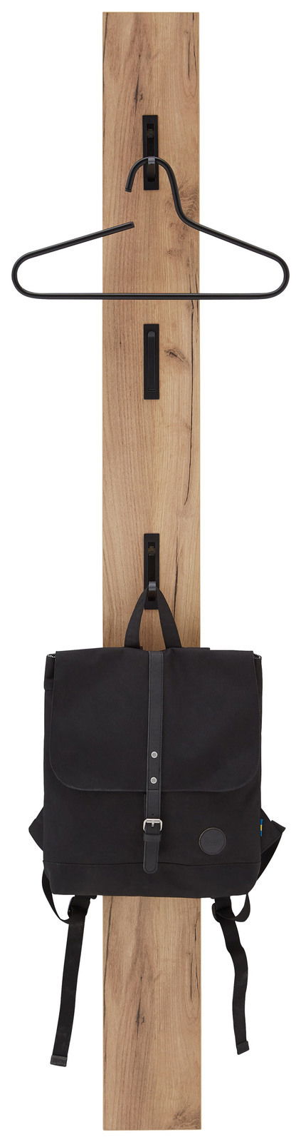 Garderobenpaneel aus Holz mit schwarzem Kleiderbügel und Rucksack, Frontalansicht