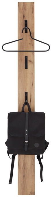 Garderobenpaneel aus Holz mit schwarzem Kleiderbügel und Rucksack, Frontalansicht