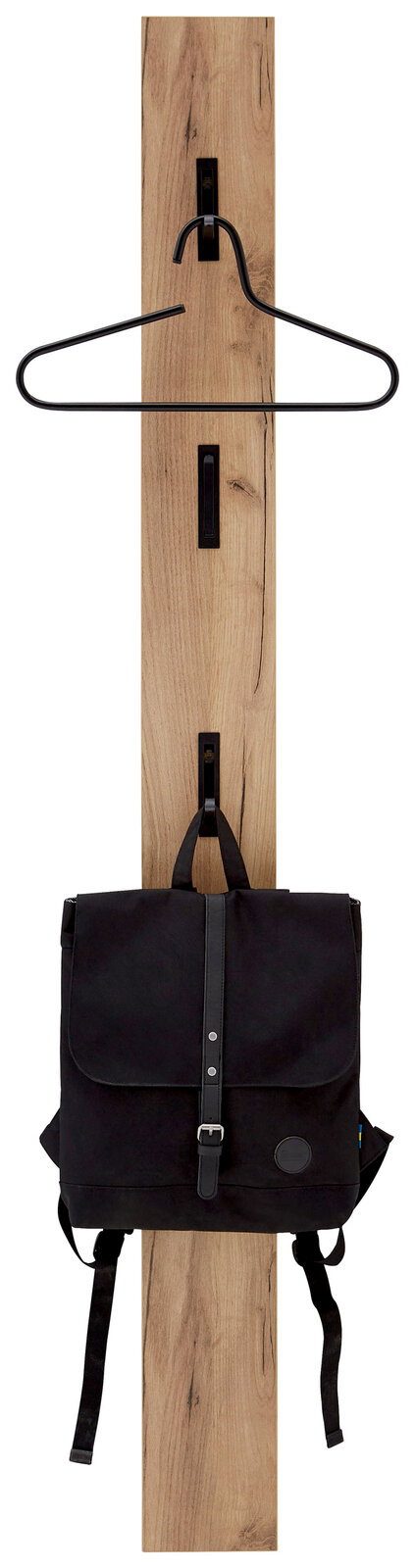 Garderobenpaneel aus Holz mit schwarzem Kleiderbügel und Rucksack, Frontalansicht