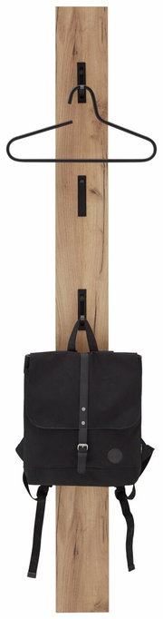 Garderobenpaneel aus Holz mit schwarzem Kleiderbügel und Rucksack, Frontalansicht