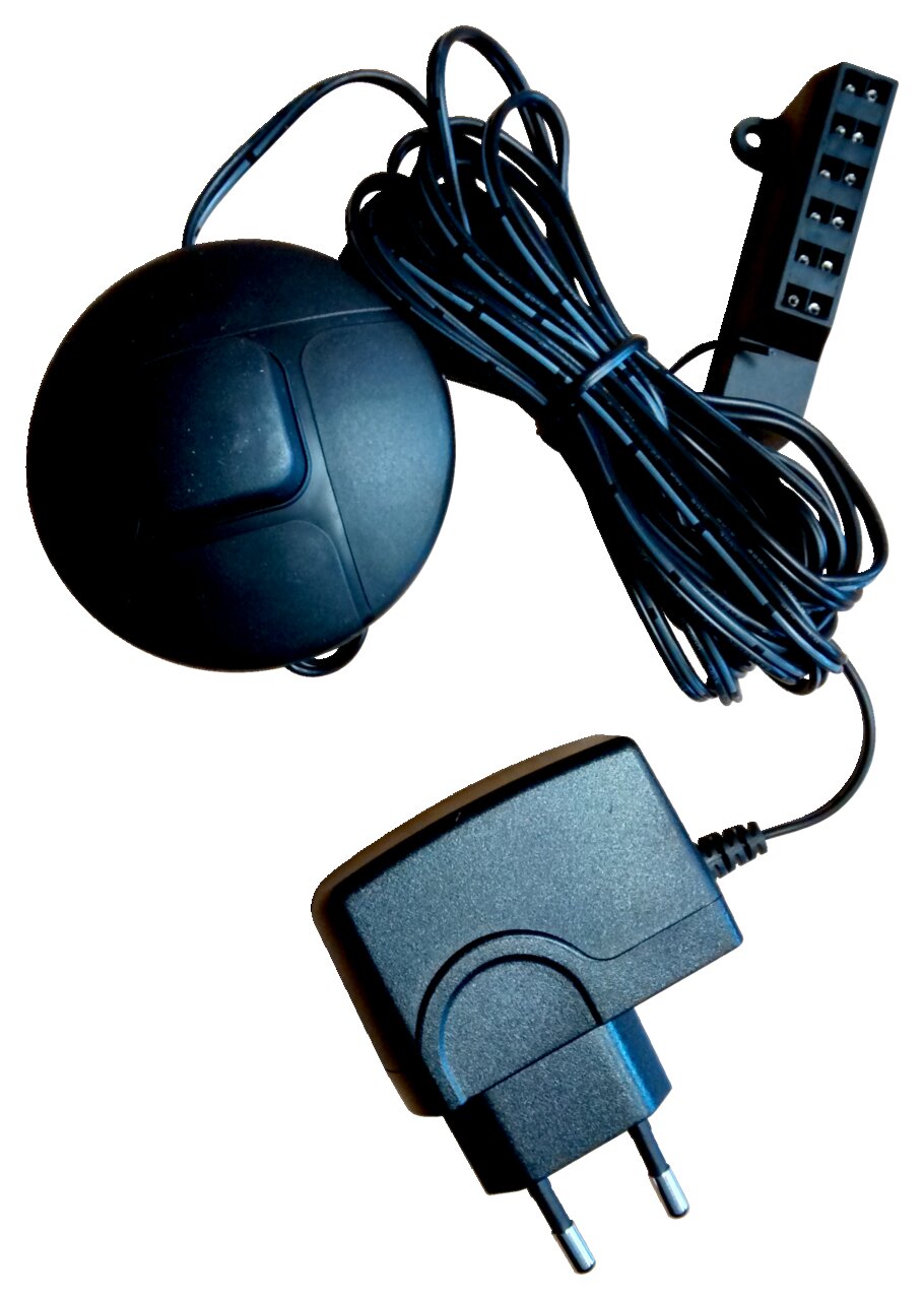 Schwarzer Trafo mit Kabel und Stecker, von oben fotografiert