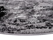 Nahaufnahme eines Designer Teppichs mit grauem und schwarzem Muster, seitliche Perspektive