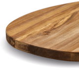 Nahaufnahme eines tropfenförmigen Schneidebretts aus Akazienholz, seitliche Perspektive