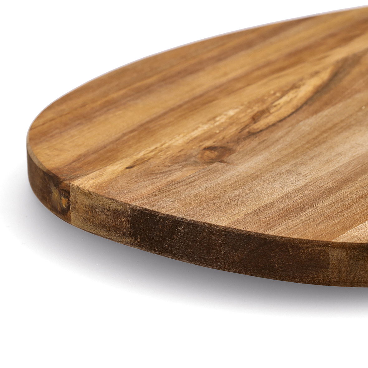Nahaufnahme eines tropfenförmigen Schneidebretts aus Akazienholz, seitliche Perspektive