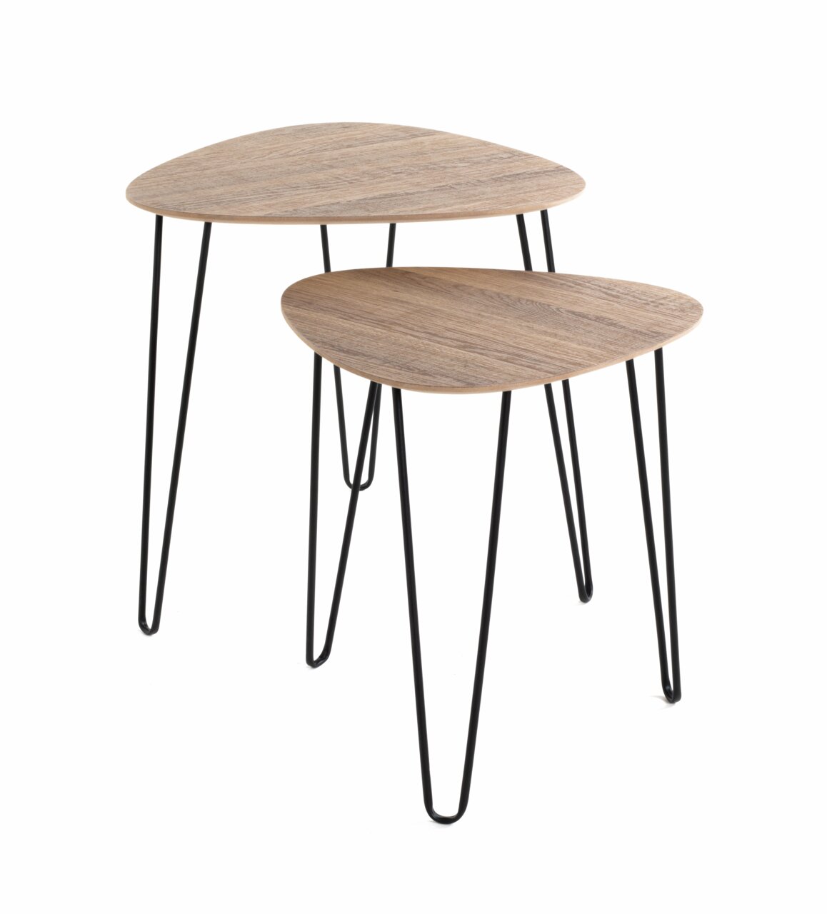 Zwei moderne Beistelltische mit dreieckigen Holzplatten und schwarzen Metallbeinen, seitliche Perspektive