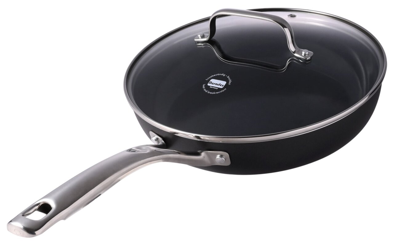 Schwarze Schmorpfanne mit Glasdeckel und Edelstahlgriff, seitliche Perspektive