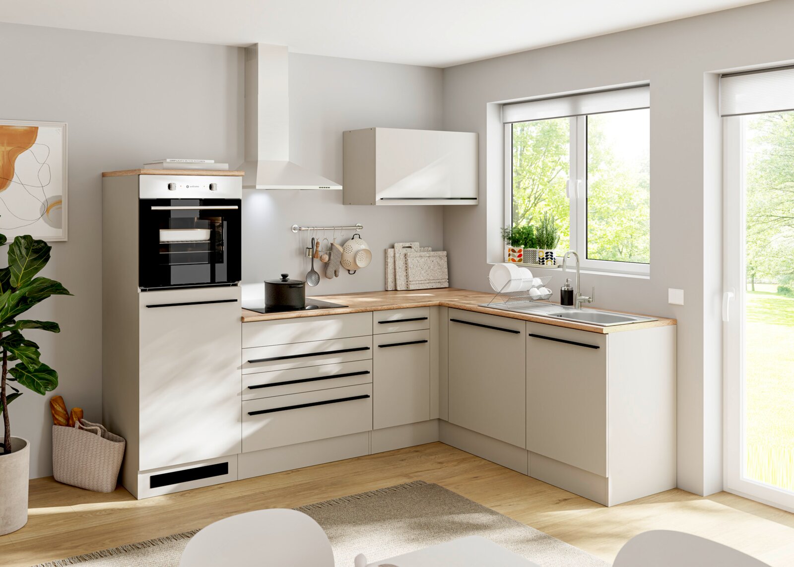 Moderne L-vormige keuken in mat wit met houtlook werkblad, zwarte handgrepen, inbouwoven, kookplaat en spoelbak, vanuit schuin vooraanzicht