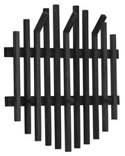 Schwarzes Garderobenpaneel aus Holz mit vertikalen und schrägen Streben, frontale Ansicht.