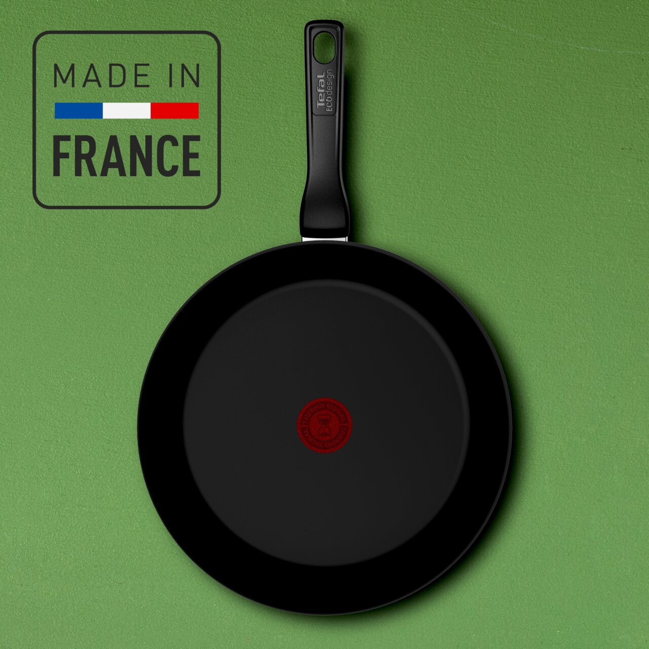 Keramische pan met een diameter van 28 cm, bovenaanzicht, vervaardigd in Frankrijk.