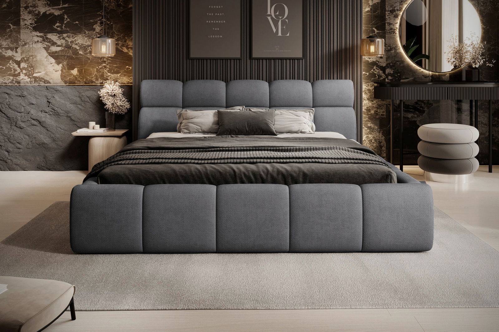 Modernes Polsterbettgestell in einem stilvollen Schlafzimmer, frontal betrachtet, mit grauem Stoffbezug und eleganter Dekoration.