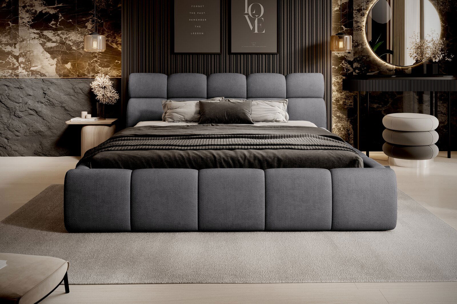 Modernes Polsterbettgestell in einem stilvollen Schlafzimmer, frontal betrachtet, mit grauem Stoffbezug und eleganter Dekoration.
