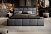 Modernes Polsterbettgestell in einem stilvollen Schlafzimmer, frontal betrachtet, mit grauem Stoffbezug und eleganter Dekoration.