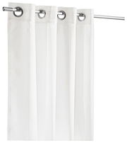 Weißer Ösenschal aus Stoff, frontal fotografiert, aufgehängt an einer Gardinenstange.