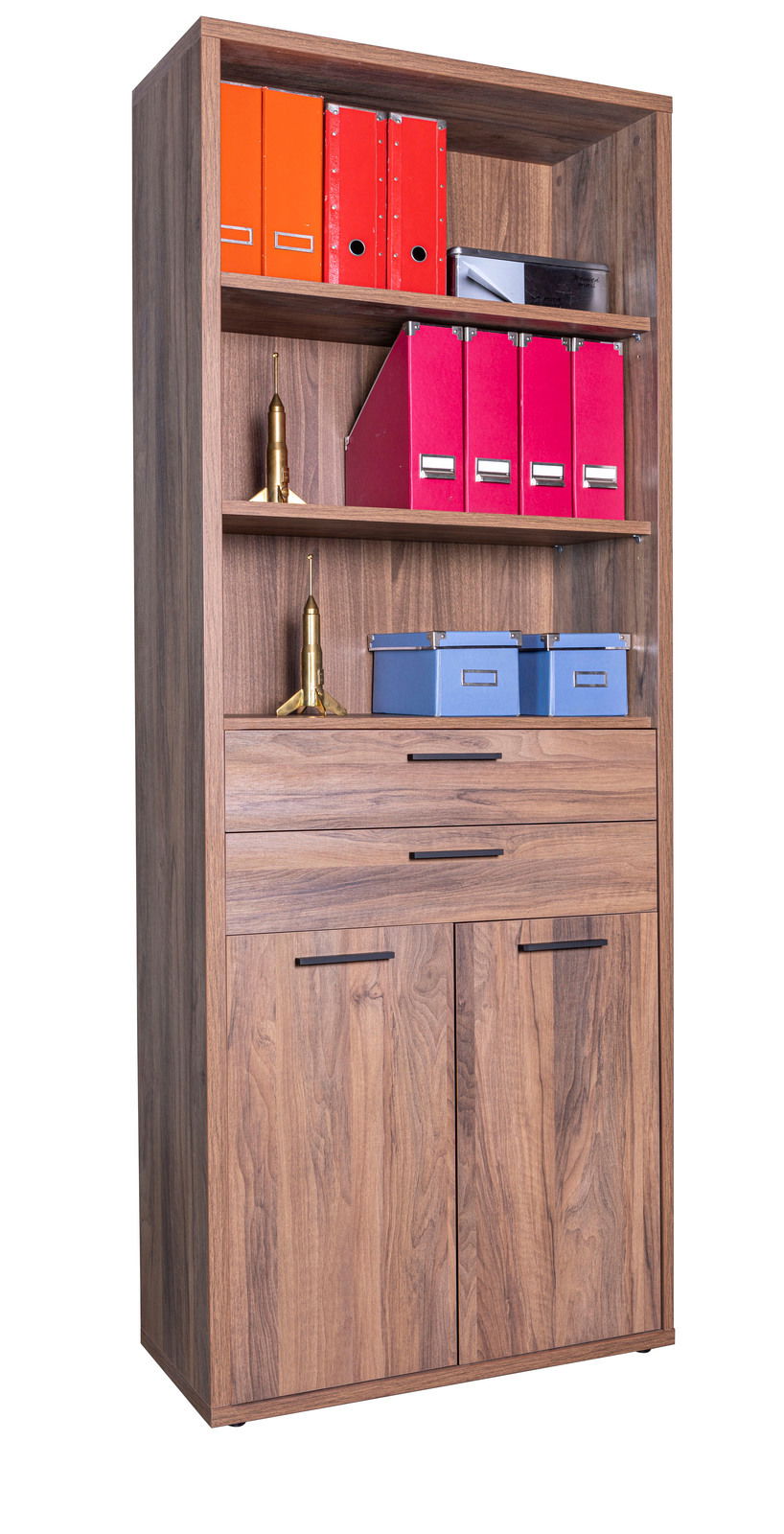 Holzregal mit mehreren Fächern, gefüllt mit bunten Ordnern und Dekorationen, aus frontaler Perspektive.