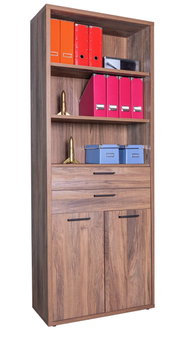 Houten plank met meerdere vakken, gevuld met kleurrijke ordners en decoraties, gezien van voren.