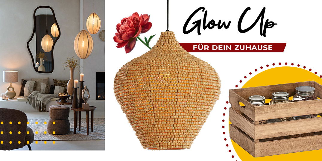 Gemütliches Wohnzimmer mit warmem Licht, Pendelleuchte aus Naturmaterial und Schriftzug „Glow Up für dein Zuhause