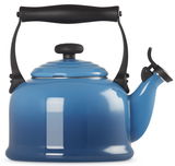 Blauer traditioneller Wasserkessel mit schwarzem Griff, seitliche Perspektive