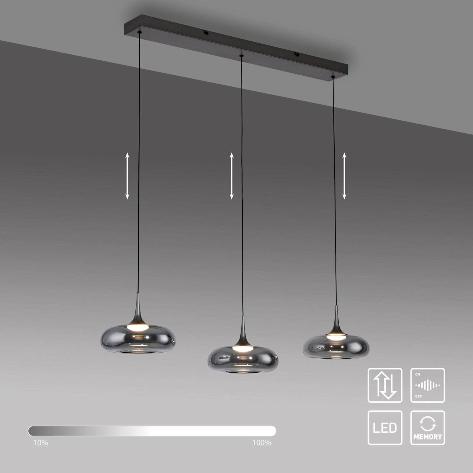 Moderne 3-flammige LED-Pendelleuchte mit drei rauchgrauen Glas-Schirmen an schwarzer Deckenleiste, höhenverstellbar, in Frontansicht leicht von unten