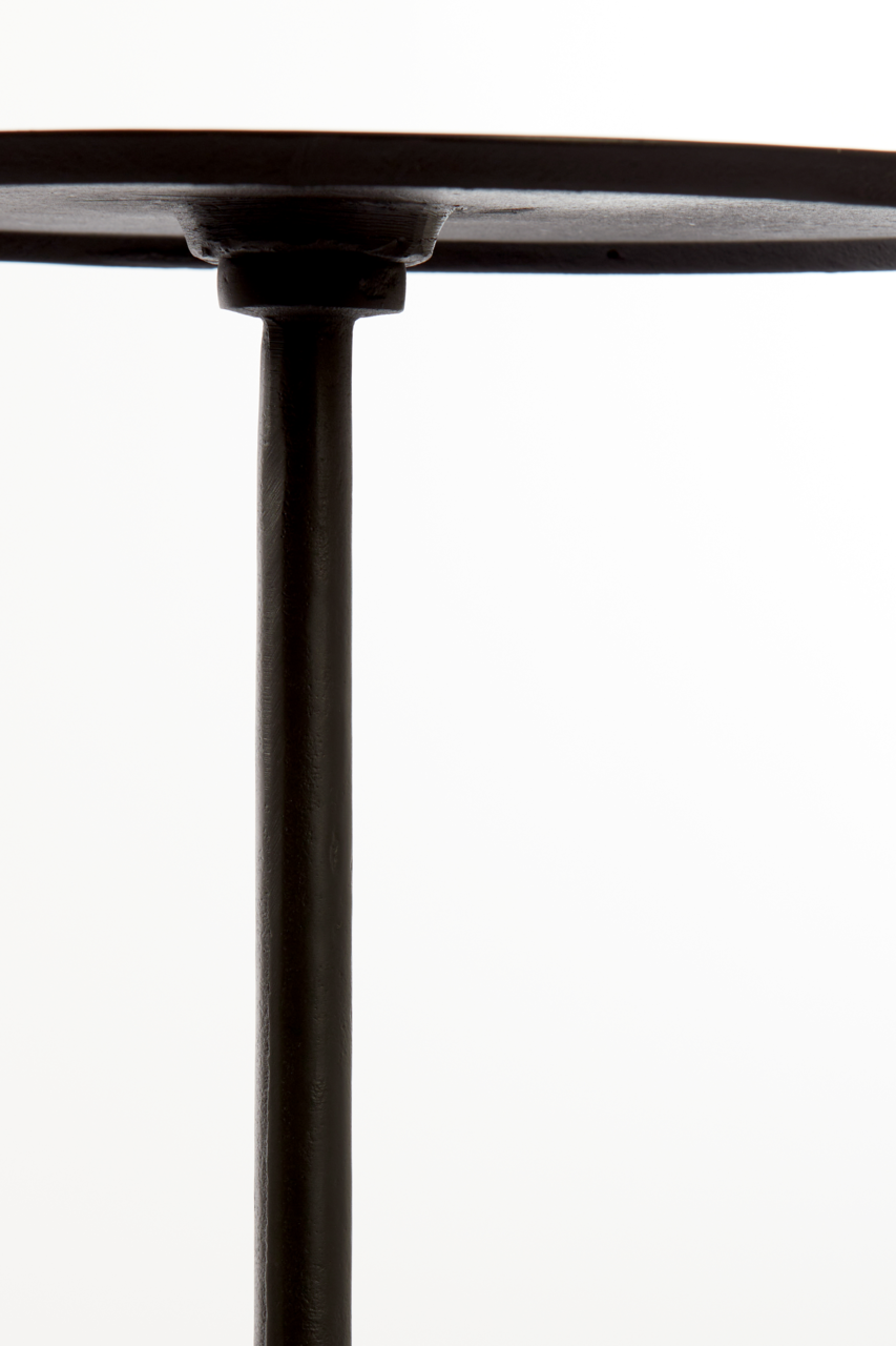 Nahaufnahme eines Beistelltisches mit runder Tischplatte und schlankem, zentralem Standbein, seitliche Perspektive.