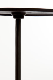 Nahaufnahme eines Beistelltisches mit runder Tischplatte und schlankem, zentralem Standbein, seitliche Perspektive.