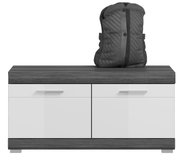 Garderobenbank in moderner Holzoptik mit weißer Front, darauf ein schwarzer Rucksack, Frontalansicht