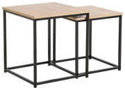 Zwei moderne Beistelltische aus Holz und Metall, perspektivisch von der Seite fotografiert.