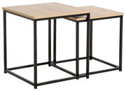 Zwei moderne Beistelltische aus Holz und Metall, perspektivisch von der Seite fotografiert.