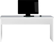 Moderner weißer Schreibtisch mit Glasplatte, darauf ein großer Monitor und eine Maus, Frontalansicht.