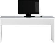 Moderner weißer Schreibtisch mit Glasplatte, darauf ein großer Monitor und eine Maus, Frontalansicht.