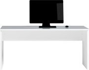Moderner weißer Schreibtisch mit Glasplatte, darauf ein großer Monitor und eine Maus, Frontalansicht.