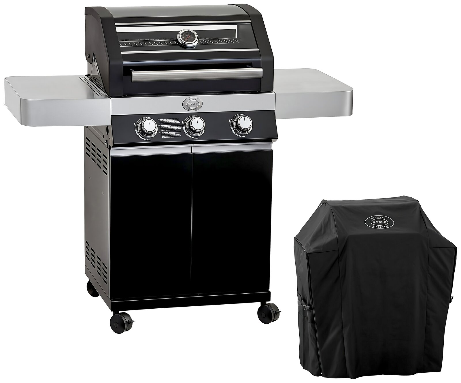 Schwarzer Gasgrill mit drei Drehreglern, Deckelthermometer, seitlichen Ablageflächen und Unterschrank auf Rollen, daneben passende schwarze Grillabdeckung; Ansicht schräg von vorn.