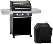 Schwarzer Gasgrill mit drei Drehreglern, Deckelthermometer, seitlichen Ablageflächen und Unterschrank auf Rollen, daneben passende schwarze Grillabdeckung; Ansicht schräg von vorn.