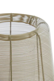 Nahaufnahme eines Windlichts aus geflochtenem Draht in seitlicher Perspektive.