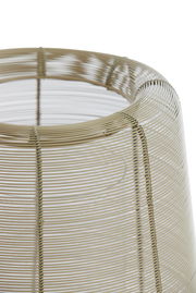 Nahaufnahme eines Windlichts aus geflochtenem Draht in seitlicher Perspektive.