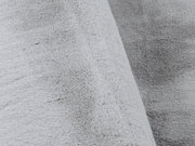 Nahaufnahme eines grauen Fellteppichs mit weicher Textur