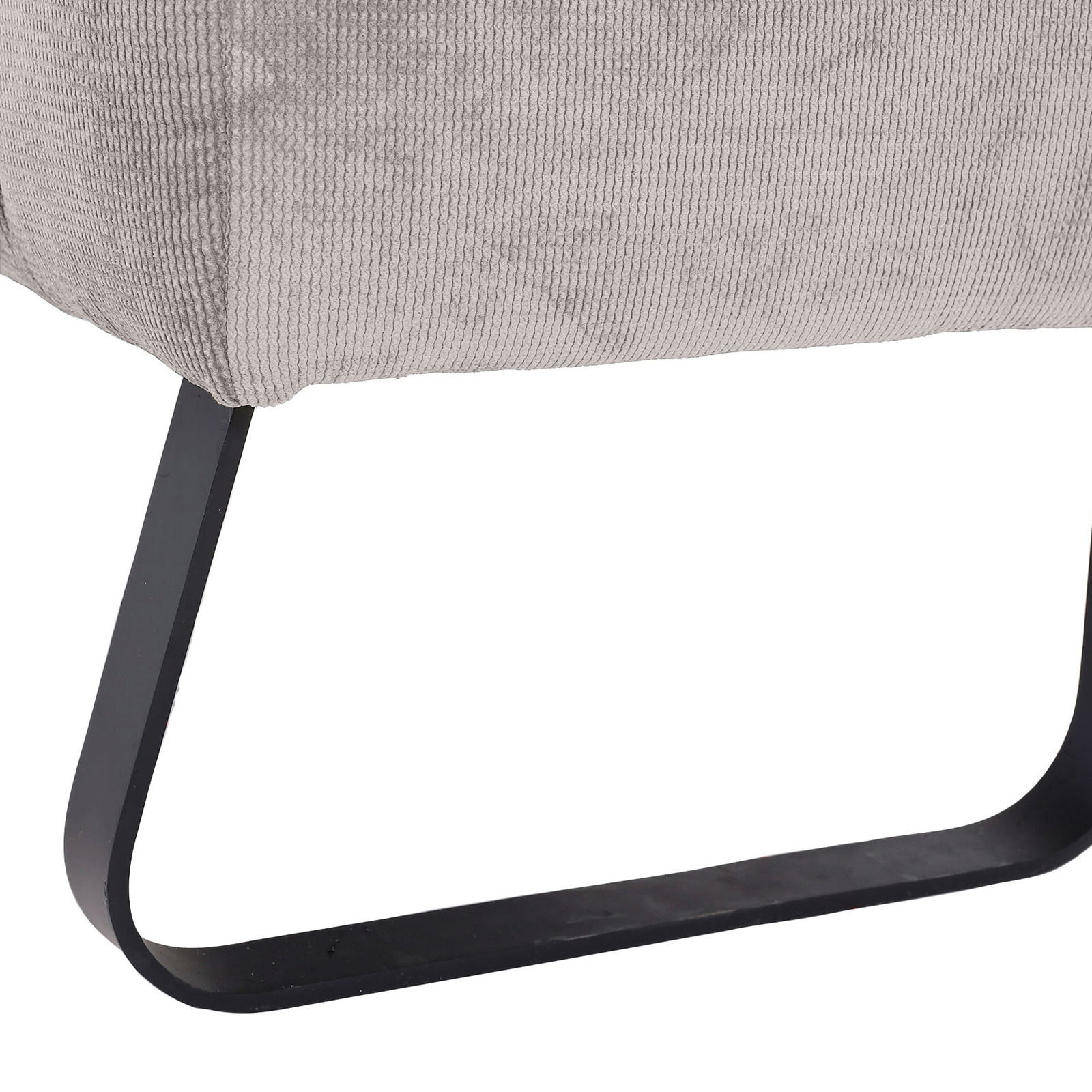 Nahaufnahme eines Metallbeins einer 2er-Sitzbank mit grauem Stoffbezug.