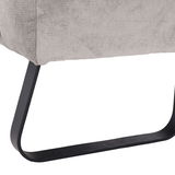 Nahaufnahme eines Metallbeins einer 2er-Sitzbank mit grauem Stoffbezug.