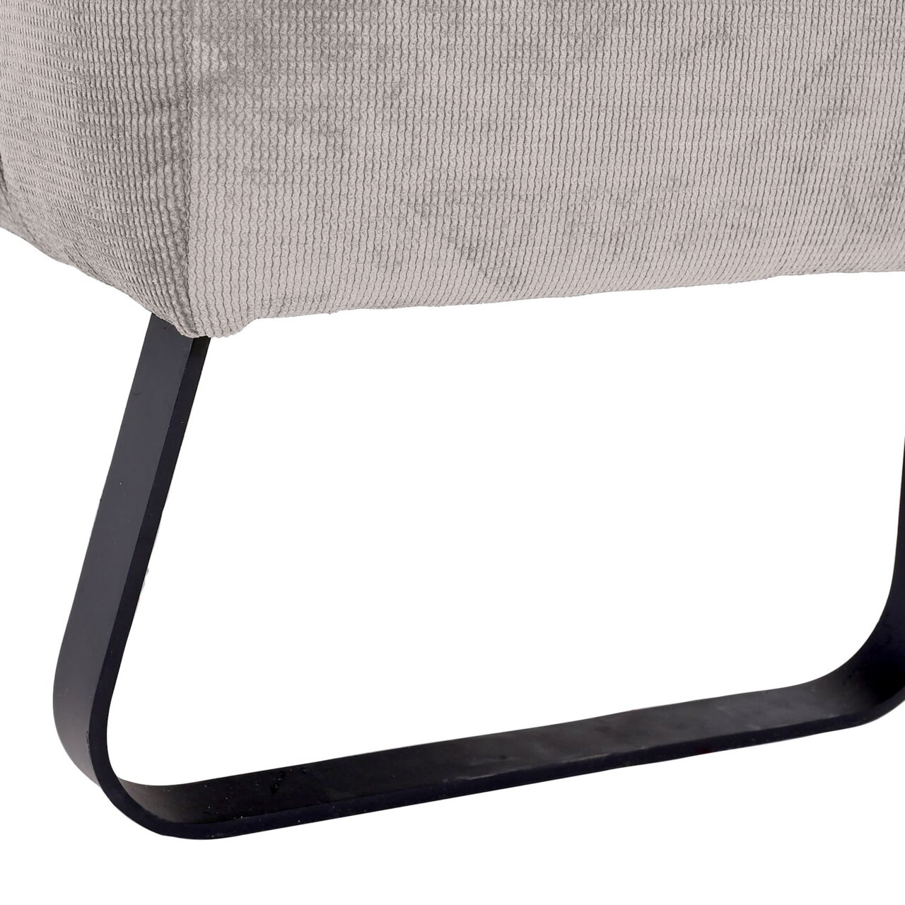 Nahaufnahme eines Metallbeins einer 2er-Sitzbank mit grauem Stoffbezug.