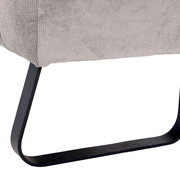 Nahaufnahme eines Metallbeins einer 2er-Sitzbank mit grauem Stoffbezug.