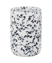 Zahnputzbecher aus Terrazzo-Material mit schwarzem und weißem Muster, seitliche Perspektive
