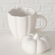 Weißer Jumbobecher in Kürbisform mit passendem Deckel, seitliche Perspektive