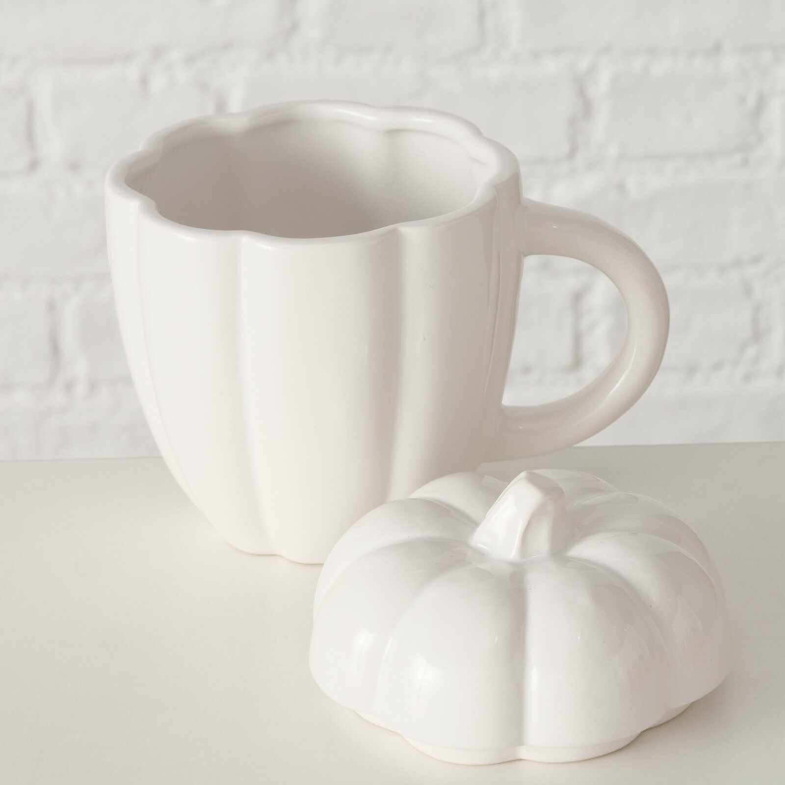 Weißer Jumbobecher in Kürbisform mit passendem Deckel, seitliche Perspektive