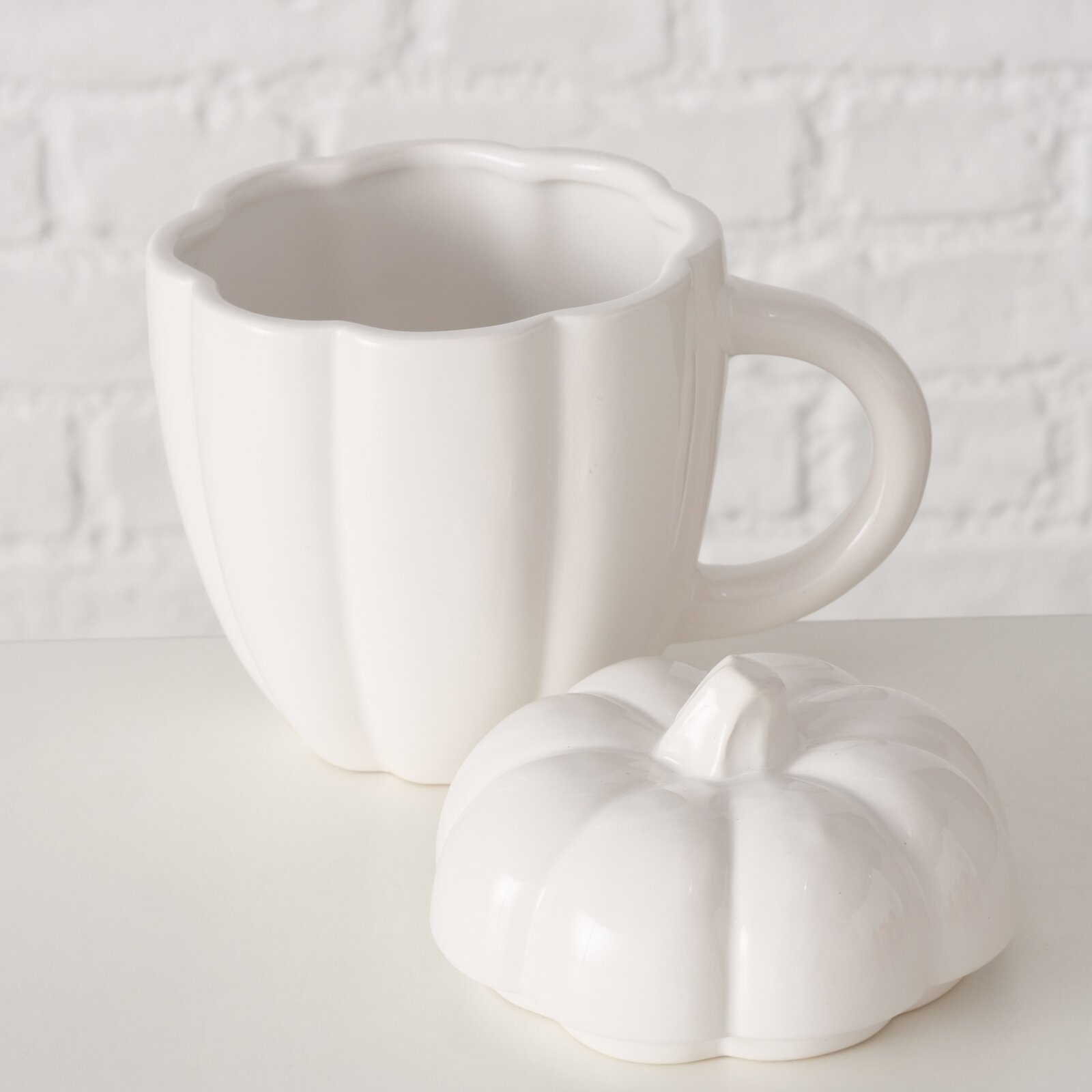 Weißer Jumbobecher in Kürbisform mit passendem Deckel, seitliche Perspektive