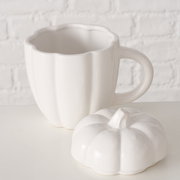 Weißer Jumbobecher in Kürbisform mit passendem Deckel, seitliche Perspektive