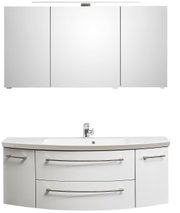 Moderne Badkombination mit dreiteiligem Spiegelschrank und Waschbeckenunterschrank, Frontalansicht